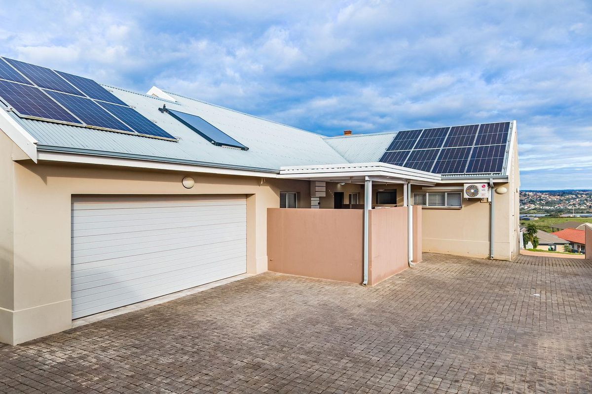 All on one level family home with views of the ocean. - Photo 2