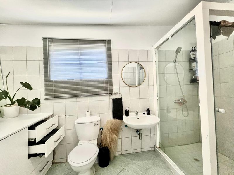 Office Building with 2 Bedroom Flat For Sale - Photo 9