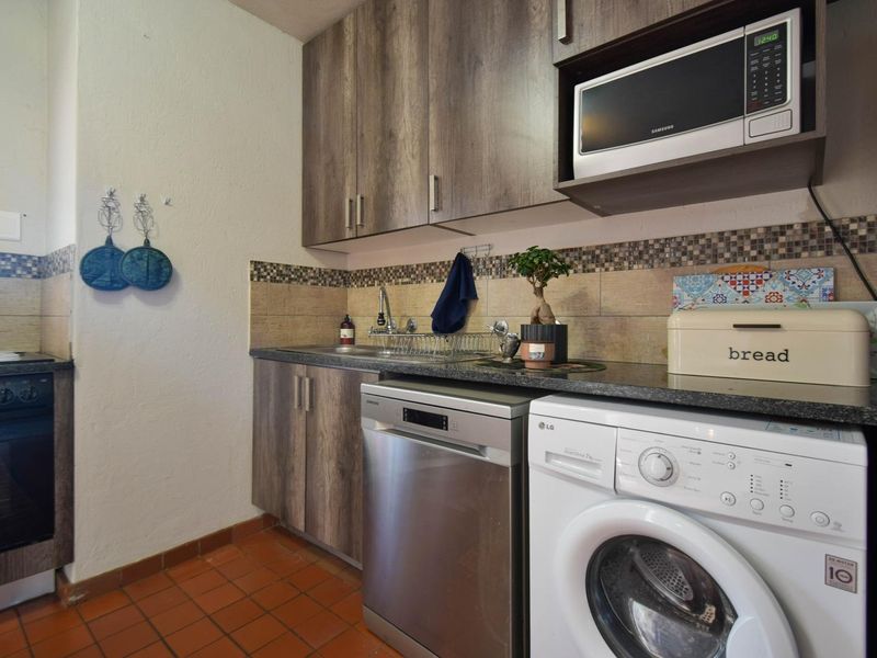 Mint Two bedroom duplex in double security complex - Die Wilgers - Photo 5