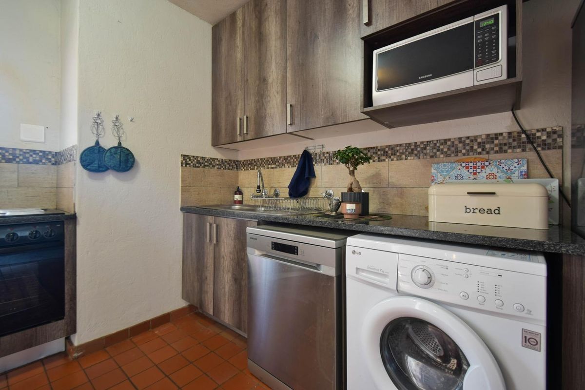 Mint Two bedroom duplex in double security complex - Die Wilgers - Photo 5