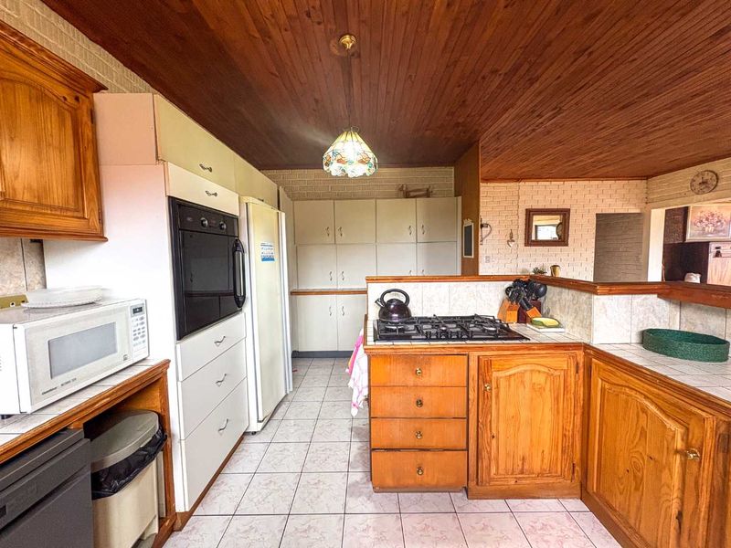 Exceptional Investment Opportunity in a Highly Sought-After Location. - Photo 5