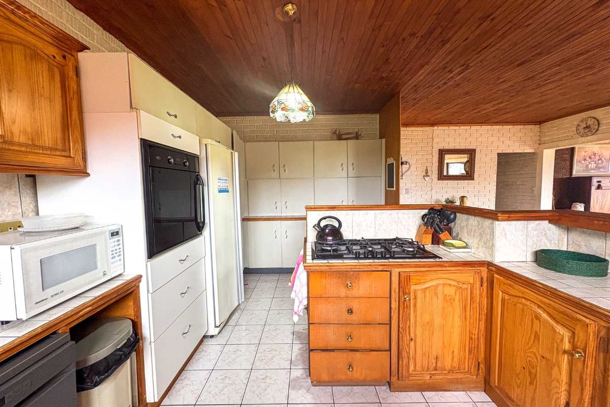 Exceptional Investment Opportunity in a Highly Sought-After Location. - Photo 5