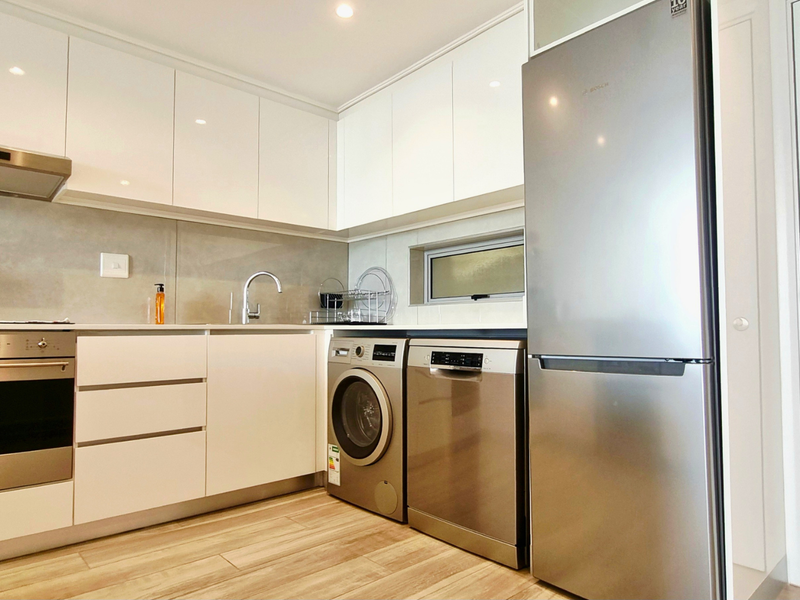 FULLY FURNISHED 10TH-FLOOR APARTMENT TO RENT AT OCEANS UMHLANGA - Photo 6