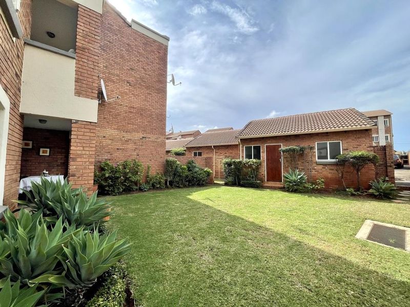 Modern Ground Floor Corner Unit with Private Garden. Newly renovated! - Photo 3