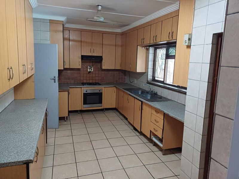 Spacious Family Home with Granny Flat, Pool & Drive-Through Garage in a Pet-Friendly Yard - Photo 3