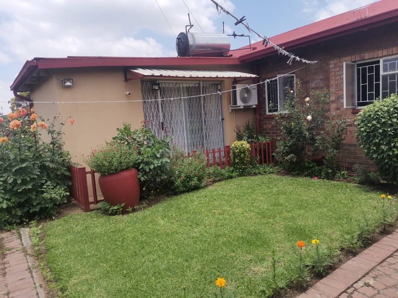 4 Bedroom House For Sale in Vanderbijlpark SE1 - Photo 2