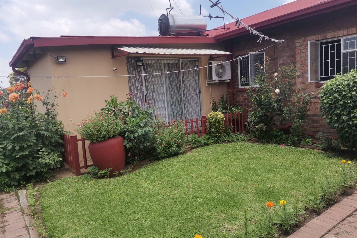 4 Bedroom House For Sale in Vanderbijlpark SE1 - Photo 2