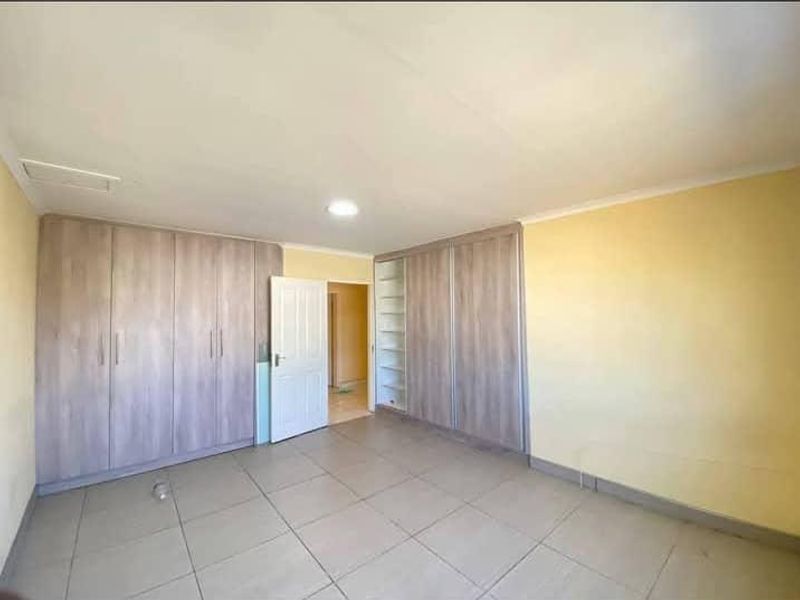5 BEDROOM HOUSE FOR SALE – HOCHLAND PARK (TAUBEN GLEN STREET) - Photo 4