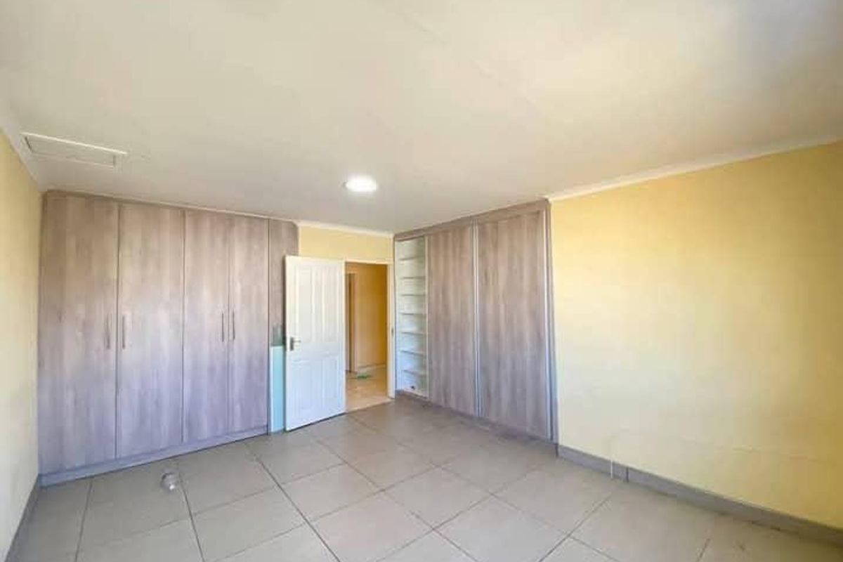 5 BEDROOM HOUSE FOR SALE – HOCHLAND PARK (TAUBEN GLEN STREET) - Photo 4