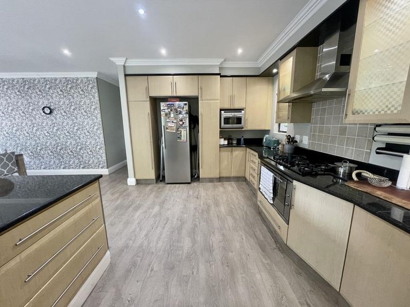 Hendra - Elevated 3 Bedroom Home in Sought-After Gated Estate – La Lucia - Photo 8