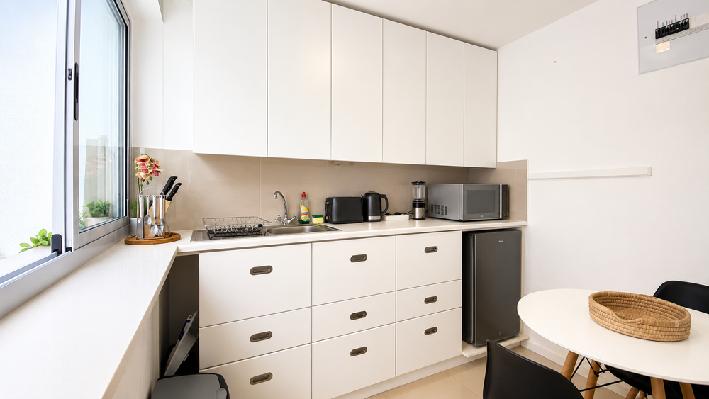 Equipped kitchenette, induction hob, with dining area