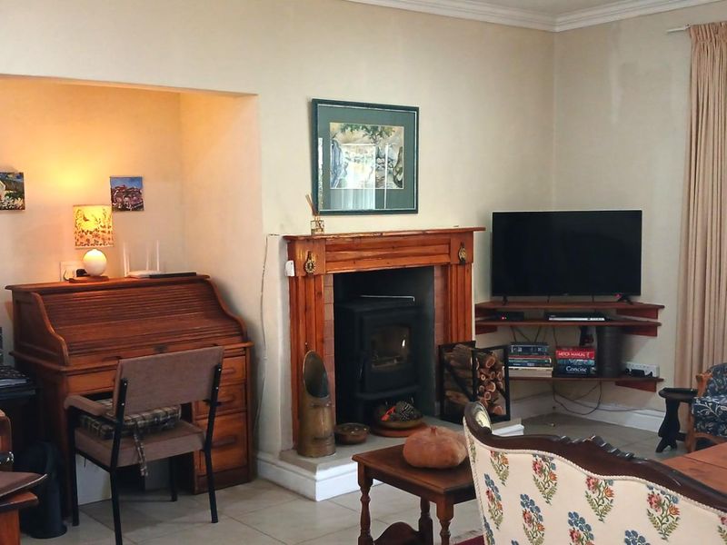 A tranquil setting complements this well established home - Photo 7