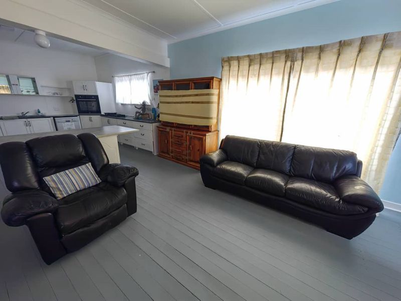 GORGEOUS SEE FRONT HOUSE WITH FLATLETS FOR SALE IN LUDERITZ - Photo 9