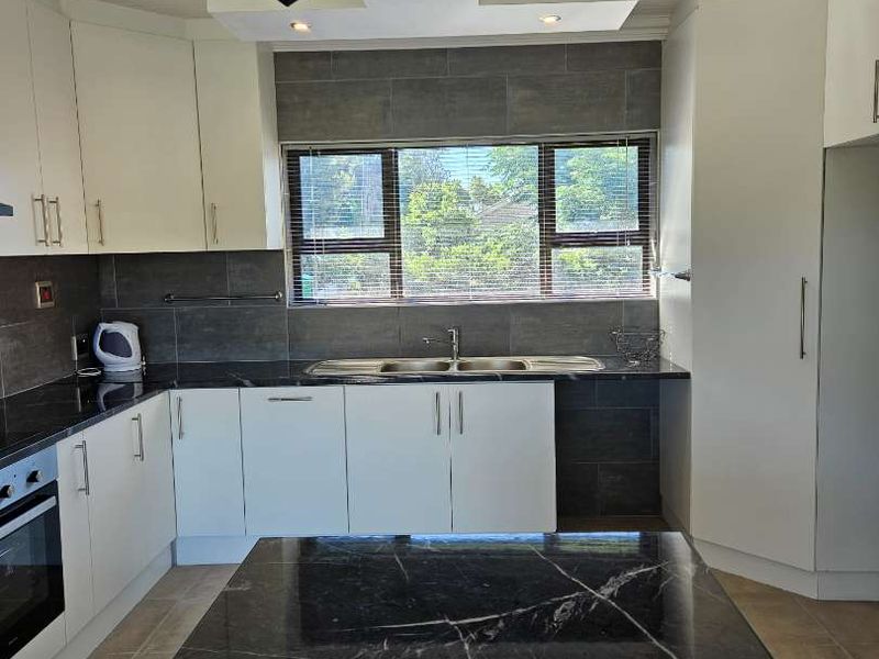 Modern 3 Bedroom home to let overlooking Sundays River - Photo 8