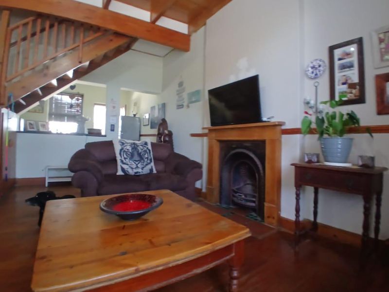 Charming 2-Bedroom Duplex in Prime Location - Photo 4