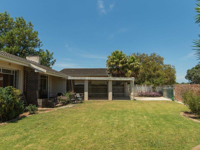 Family Home with Spacious Garden & Great Outdoor Living opposite Rowallan Park Primary School! - Photo 6