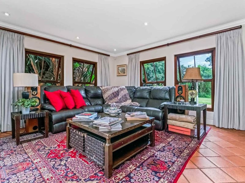 GORGEOUS FAMILY HOME, TUCKED AWAY IN BEAULIEU COUNTRY ESTATE AMONGST LEAFY SERENITY - OFFERING EQUESTRIAN FACILITIES AND A COTTAGE - Photo 4