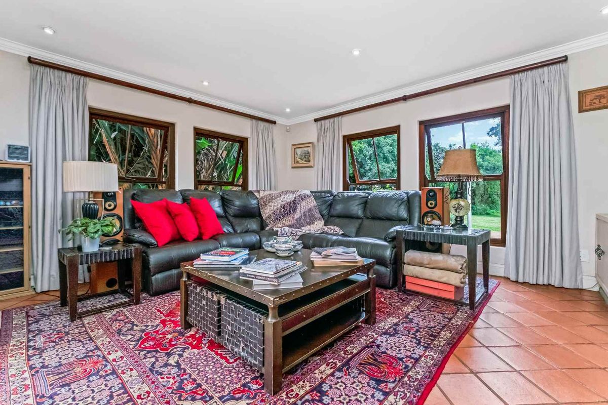 GORGEOUS FAMILY HOME, TUCKED AWAY IN BEAULIEU COUNTRY ESTATE AMONGST LEAFY SERENITY - OFFERING EQUESTRIAN FACILITIES AND A COTTAGE - Photo 4