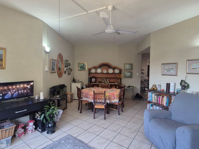 Spacious 3 bedroom unit with a lockup garage in the heart of Margate - Photo 5