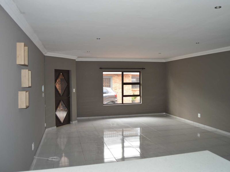 Modern Three Bedroom Cluster For Sale in Brackenhurst - Photo 5