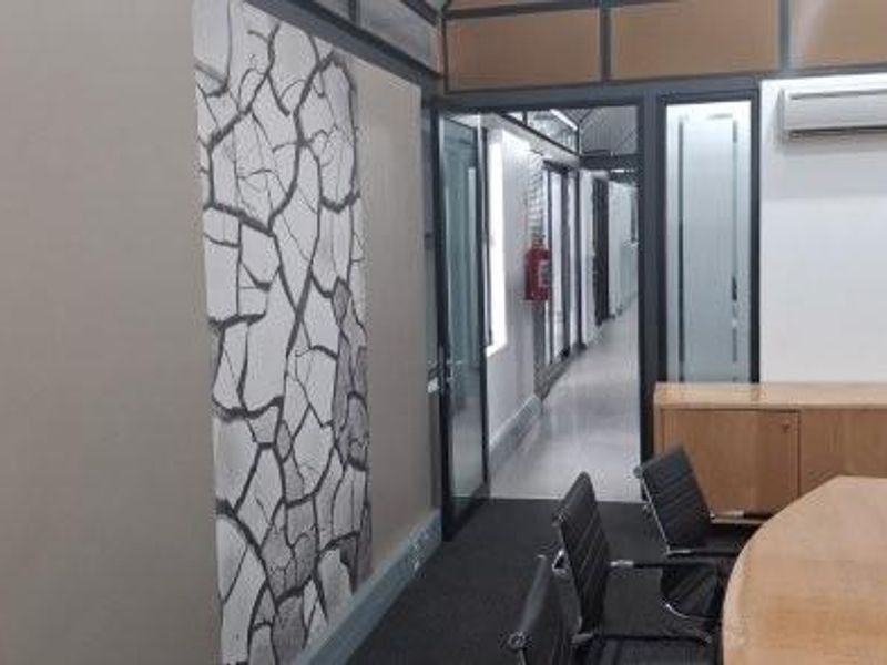 A-Grade Office To Let - Photo 4