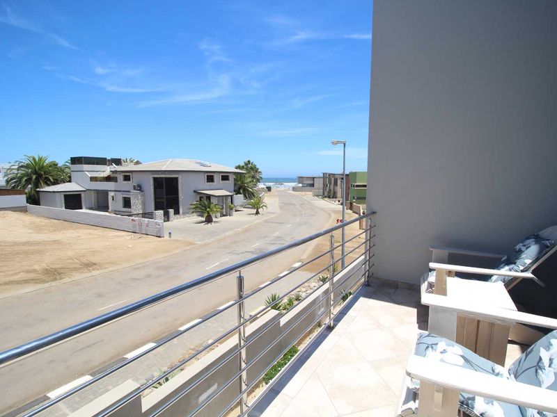 4 Bedroom Home with 2 Flats & Ocean Views Near Platz Am Meer Mall - Photo 2