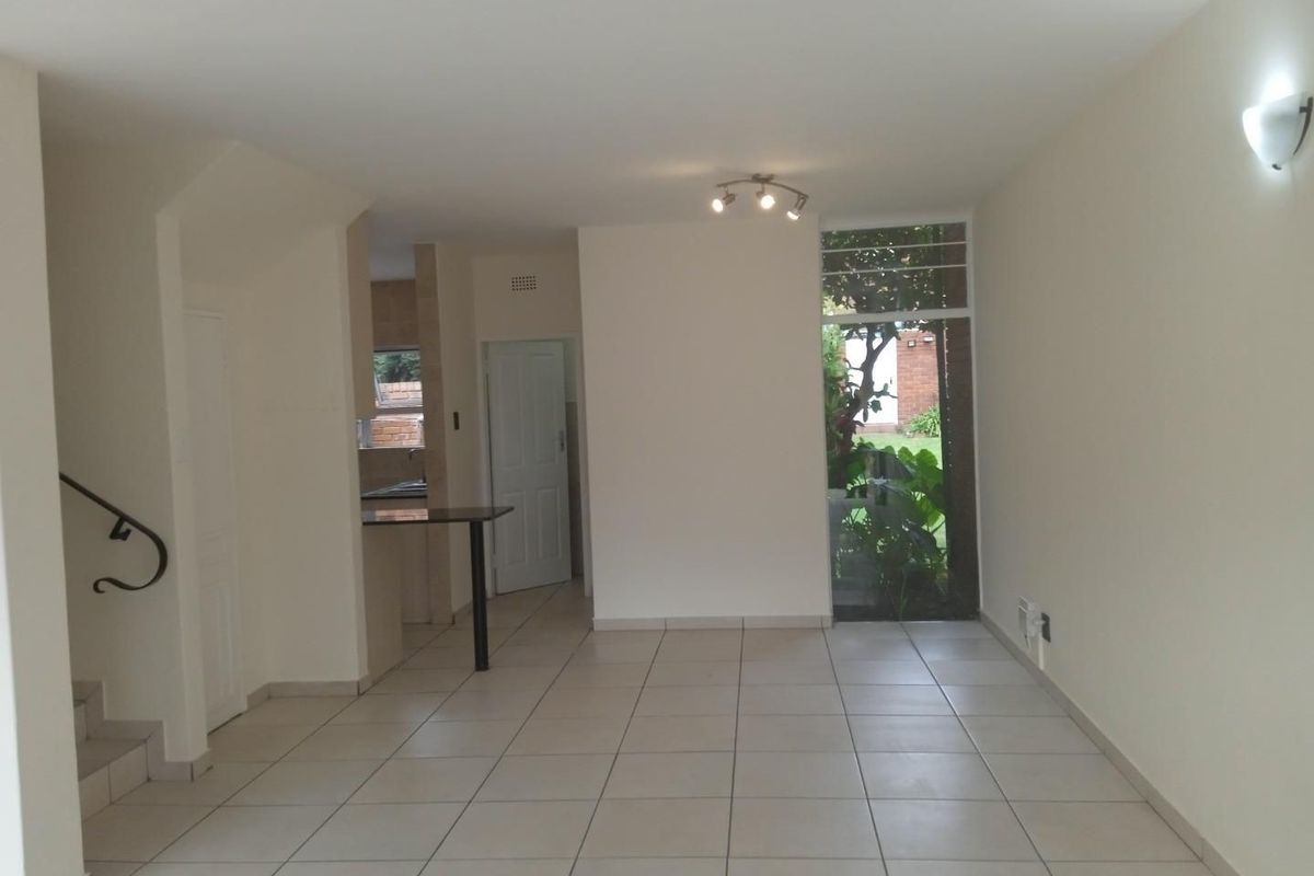 STUNNING DUPLEX TOWNHOUSE - Photo 2