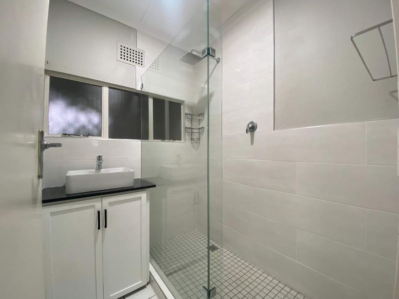 MODERN TWO BEDROOM SECOND FLOOR APARTMENT TO RENT - Photo 8