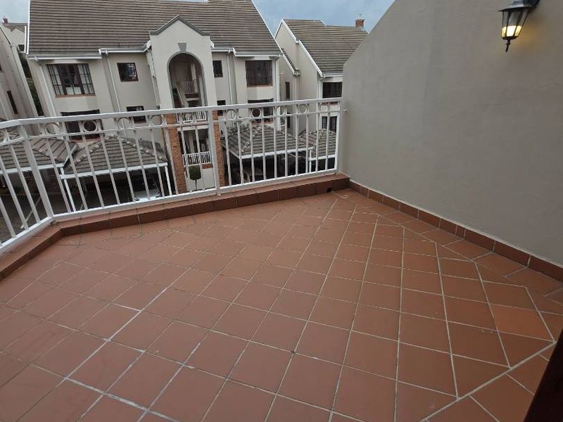 SPACIOUS 2 BED APARTMENT IN STUNNING COMPLEX - Photo 7