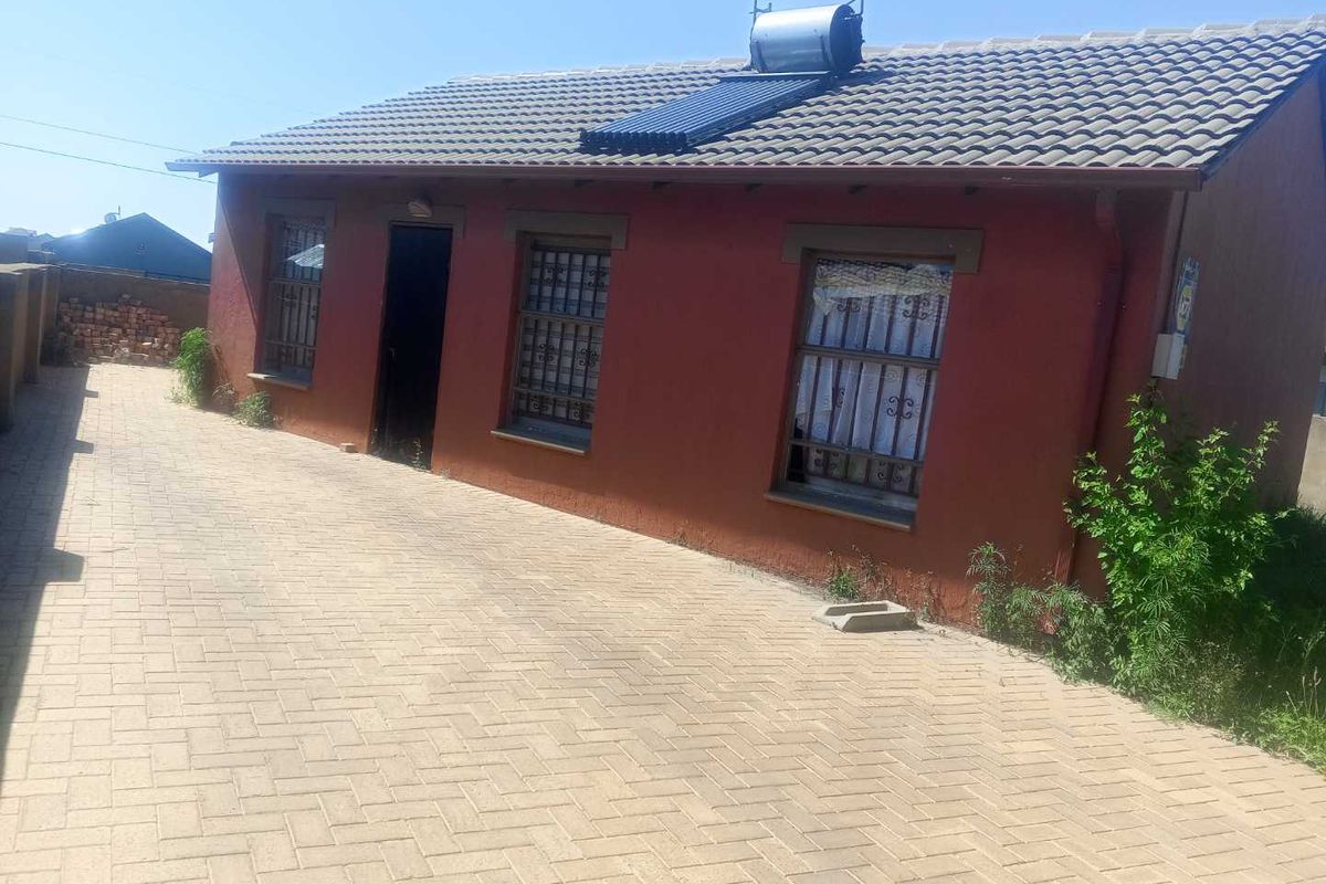 A House in a Magnificent Estate - Photo 5