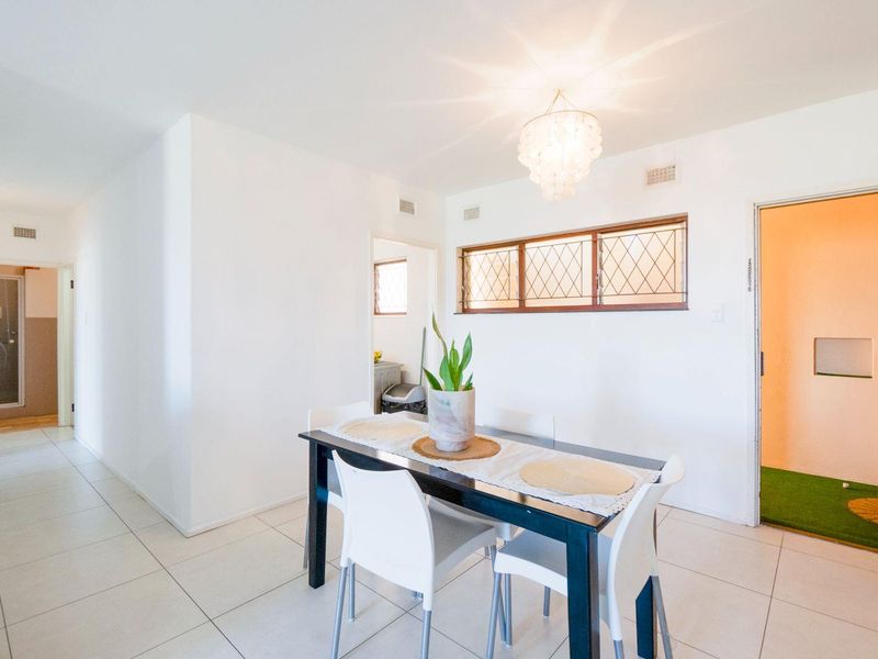 Sunlit apartment with ample space - Photo 7