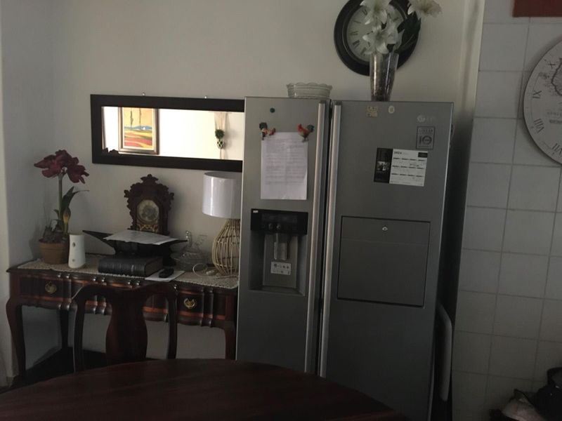 Spacious duplex in guarded security complex - Open to an offer! - Photo 3