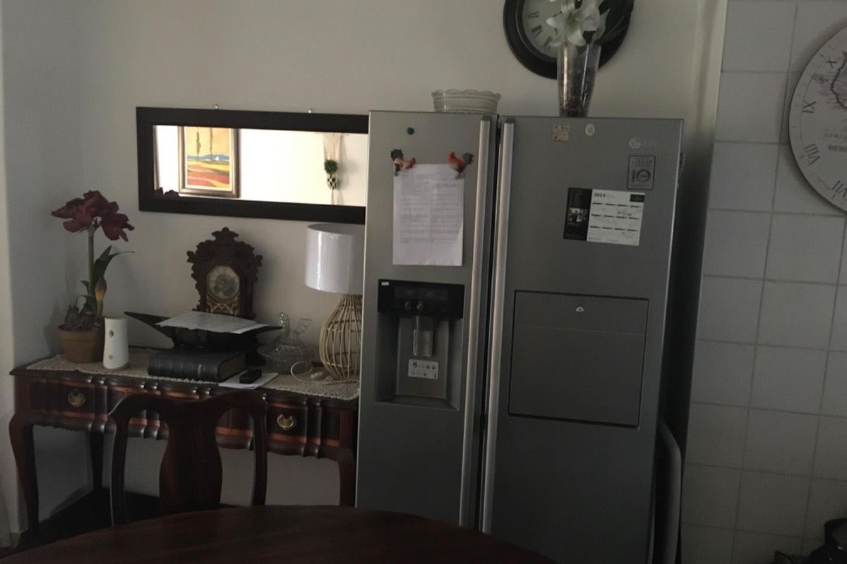 Spacious duplex in guarded security complex - Open to an offer! - Photo 3