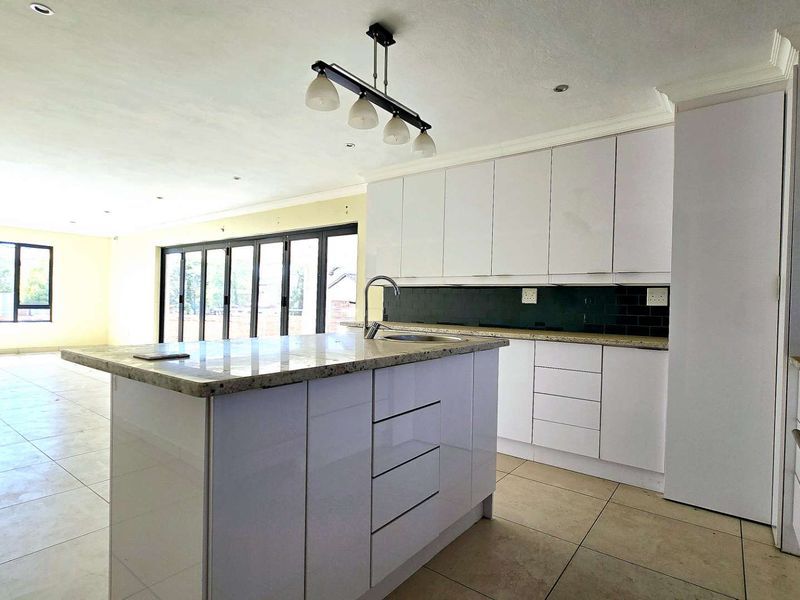 Stylish Freestanding Family Home in Secure Estate in Olympus - Photo 6