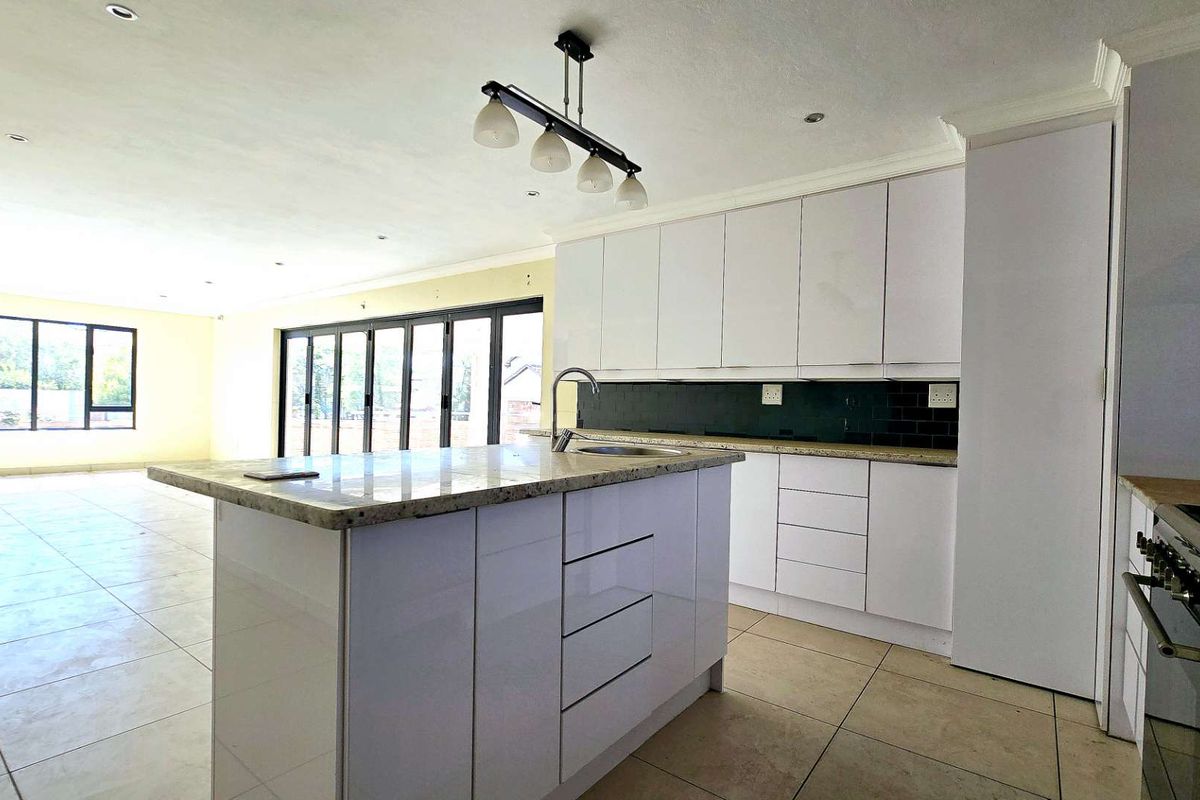 Stylish Freestanding Family Home in Secure Estate in Olympus - Photo 5