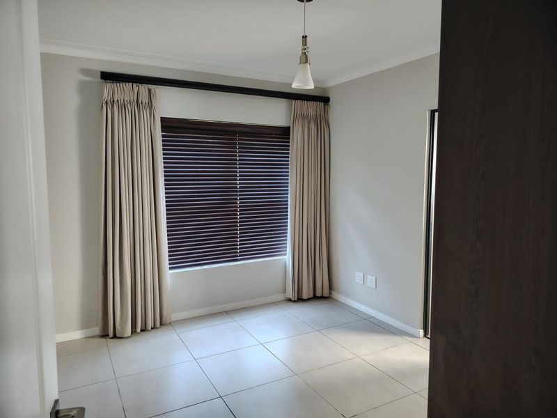 Luxury Ground-Floor Living at De Velde | 3-Bed, Pet-Friendly Oasis - Photo 5