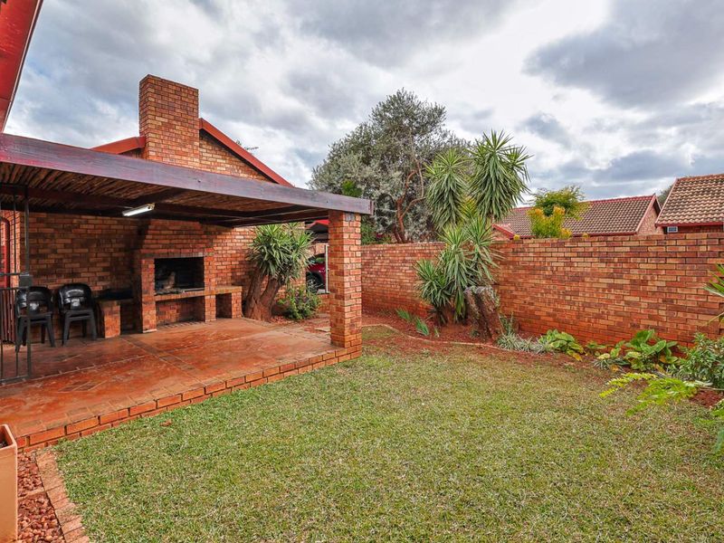 Charming 2 Bedroom Townhouse in Secure Complex – Ideal for Homeowners & Investors Alike - Photo 4
