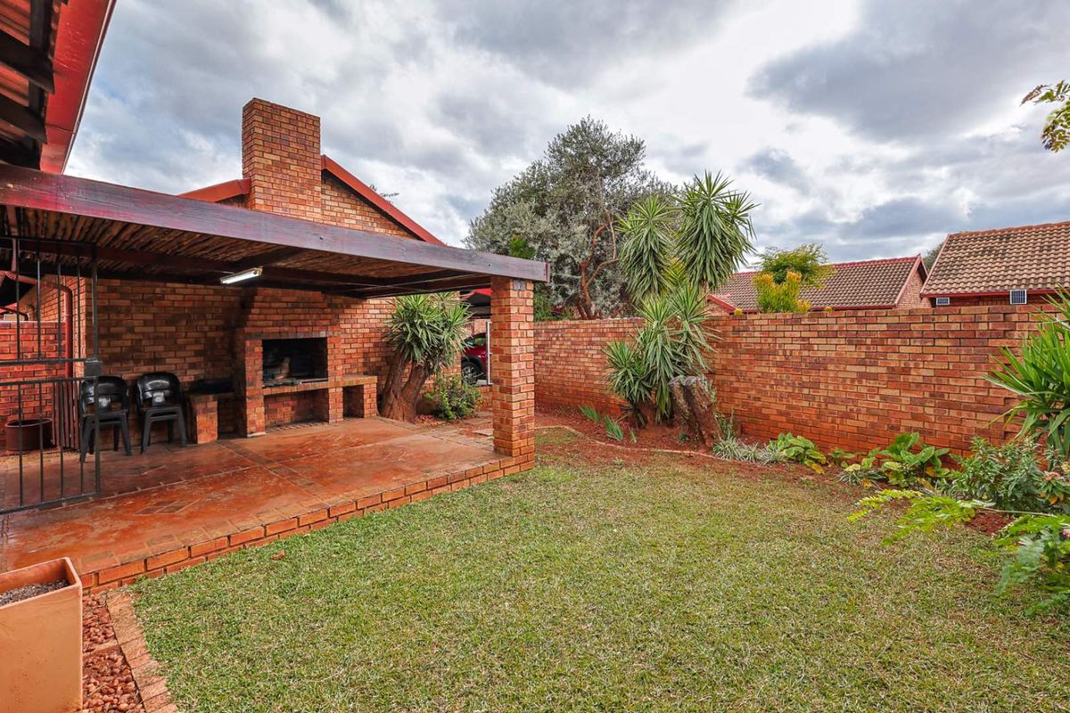 Charming 2 Bedroom Townhouse in Secure Complex – Ideal for Homeowners & Investors Alike - Photo 4