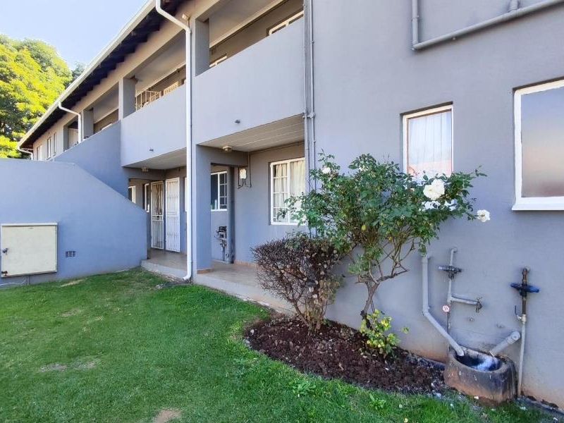 First-Floor Gem: Townhouse in Wood Lake Complex - Photo 2