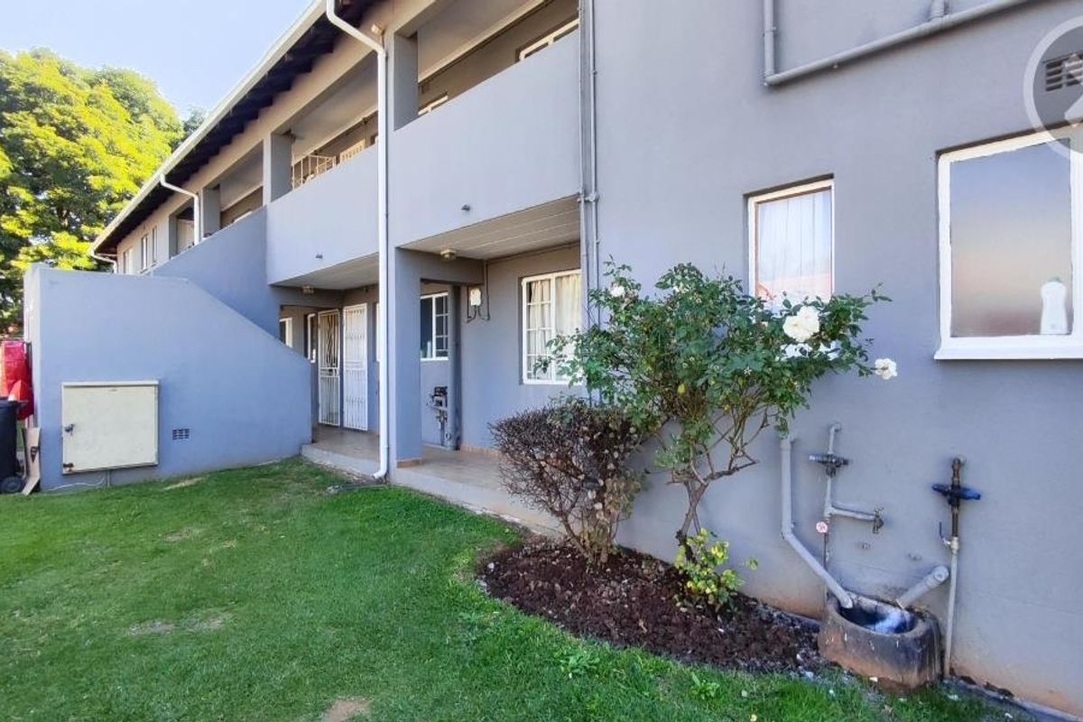 First-Floor Gem: Townhouse in Wood Lake Complex - Photo 2