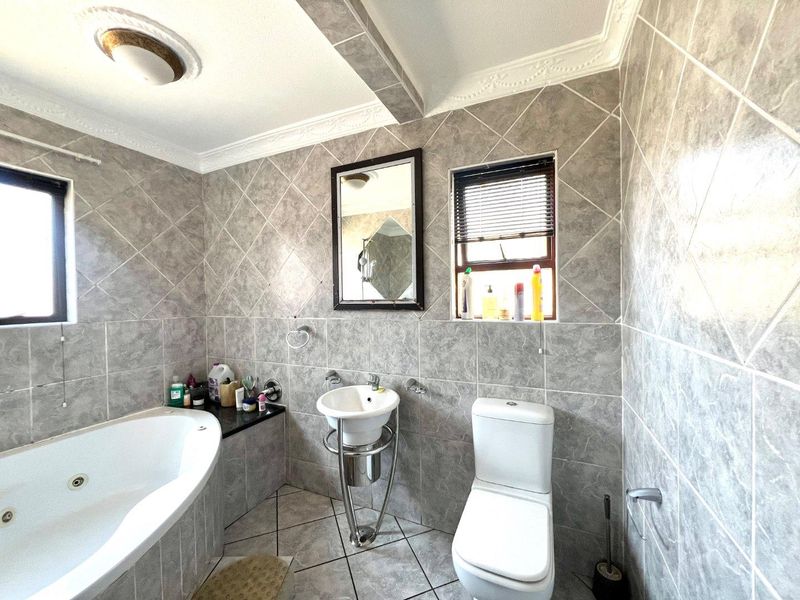 For Sale: Charming First-Floor Three-Bedroom Apartment - Photo 9