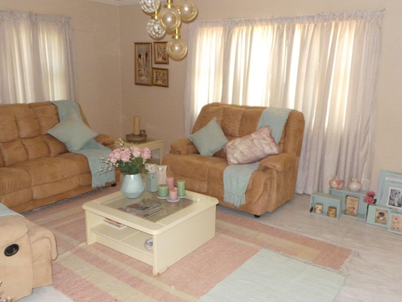 A True spacious low maintenance Family home close to schools perfect for the large family! - Photo 6