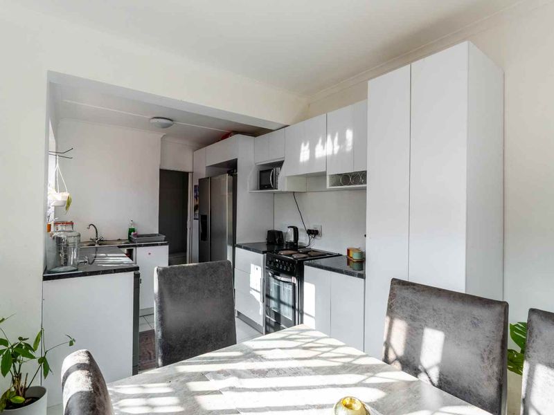 Charming 2-Bedroom Home with Rooftop Entertainment Area in the Heart of Sea Point - Photo 9