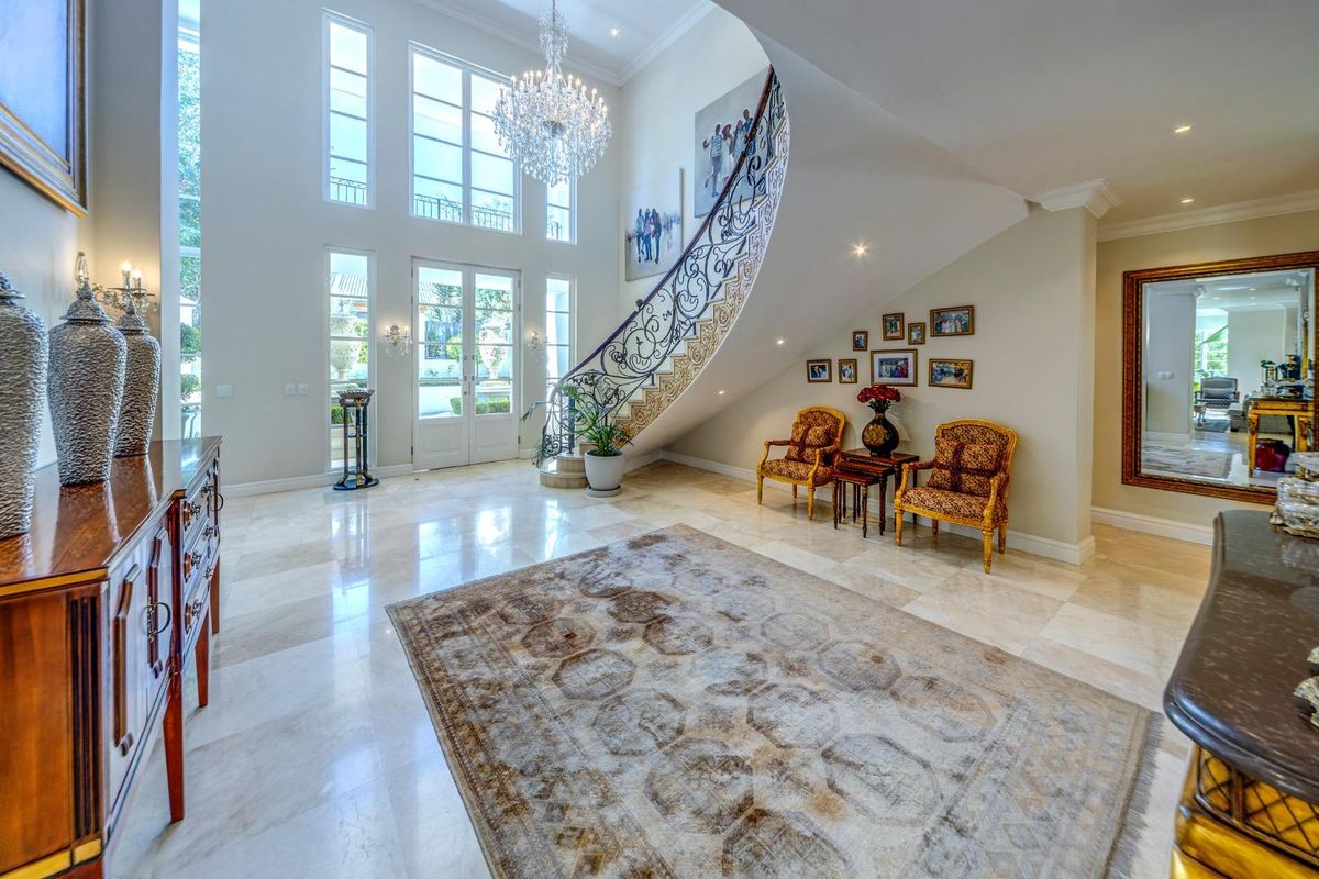 Elegant Four Bedroom Fully Furnished Home for Rent in Waterfall Country Estate - Photo 4