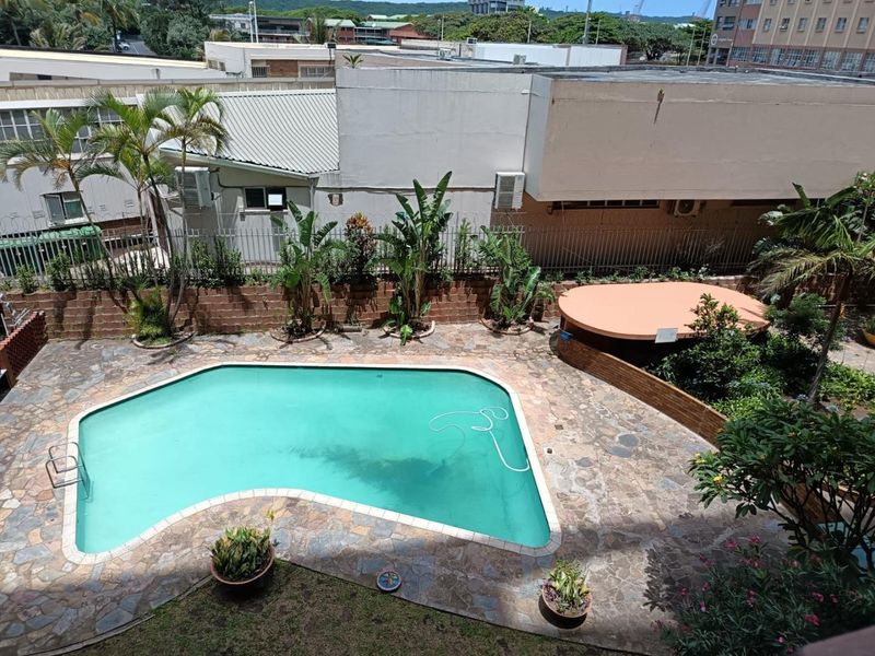 Well maintained secure 2 and half bedroom unit - Photo 1