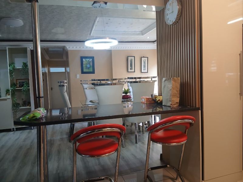 Spacious Elegance: Perfect Family Home or Guest Oasis! - Photo 3