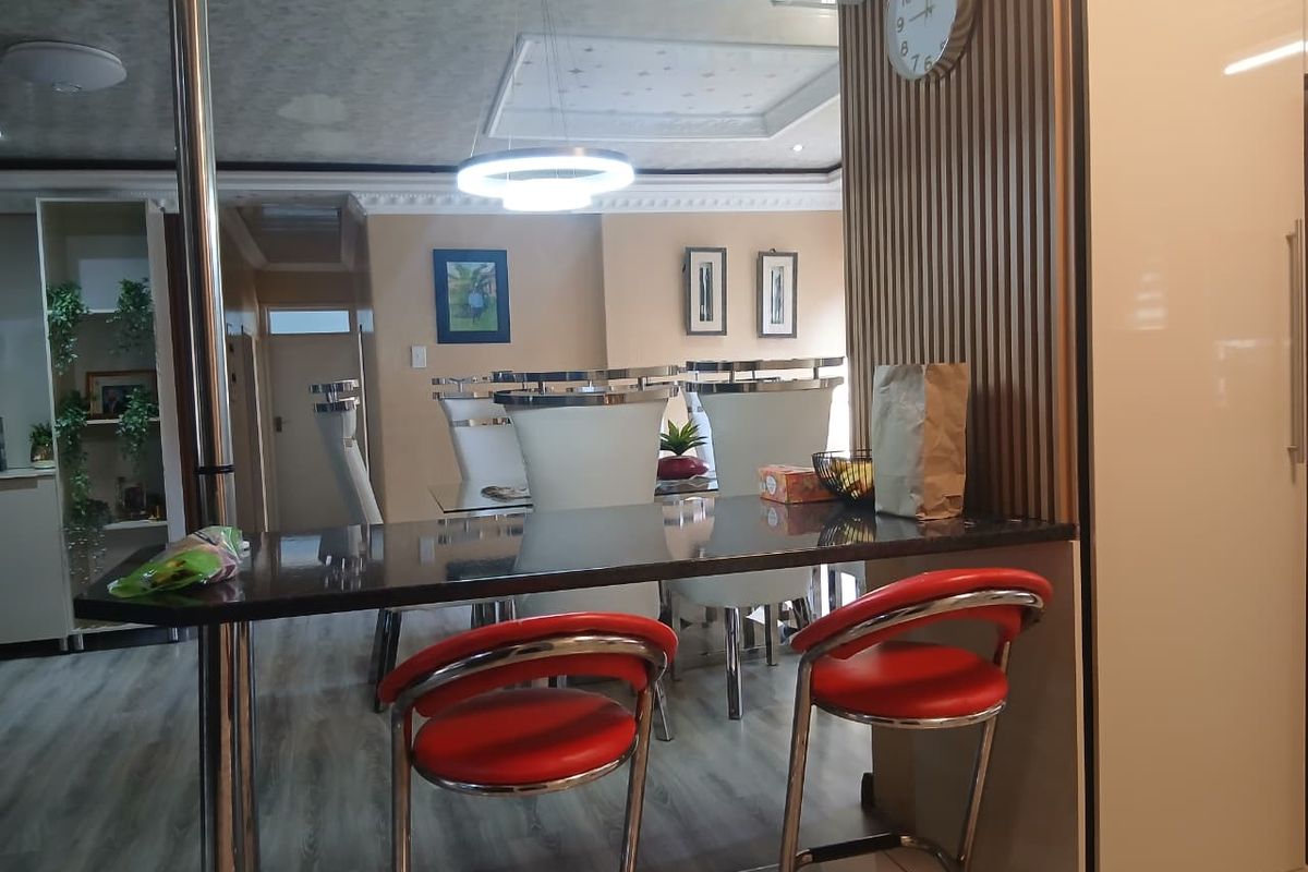 Spacious Elegance: Perfect Family Home or Guest Oasis! - Photo 3