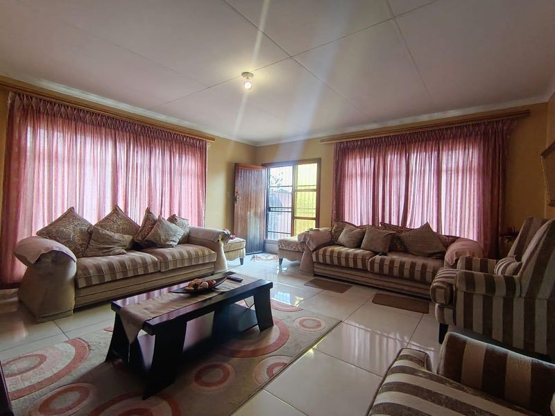 Seize the Opportunity: Dual Homes in Desirable Lakeview - Photo 4