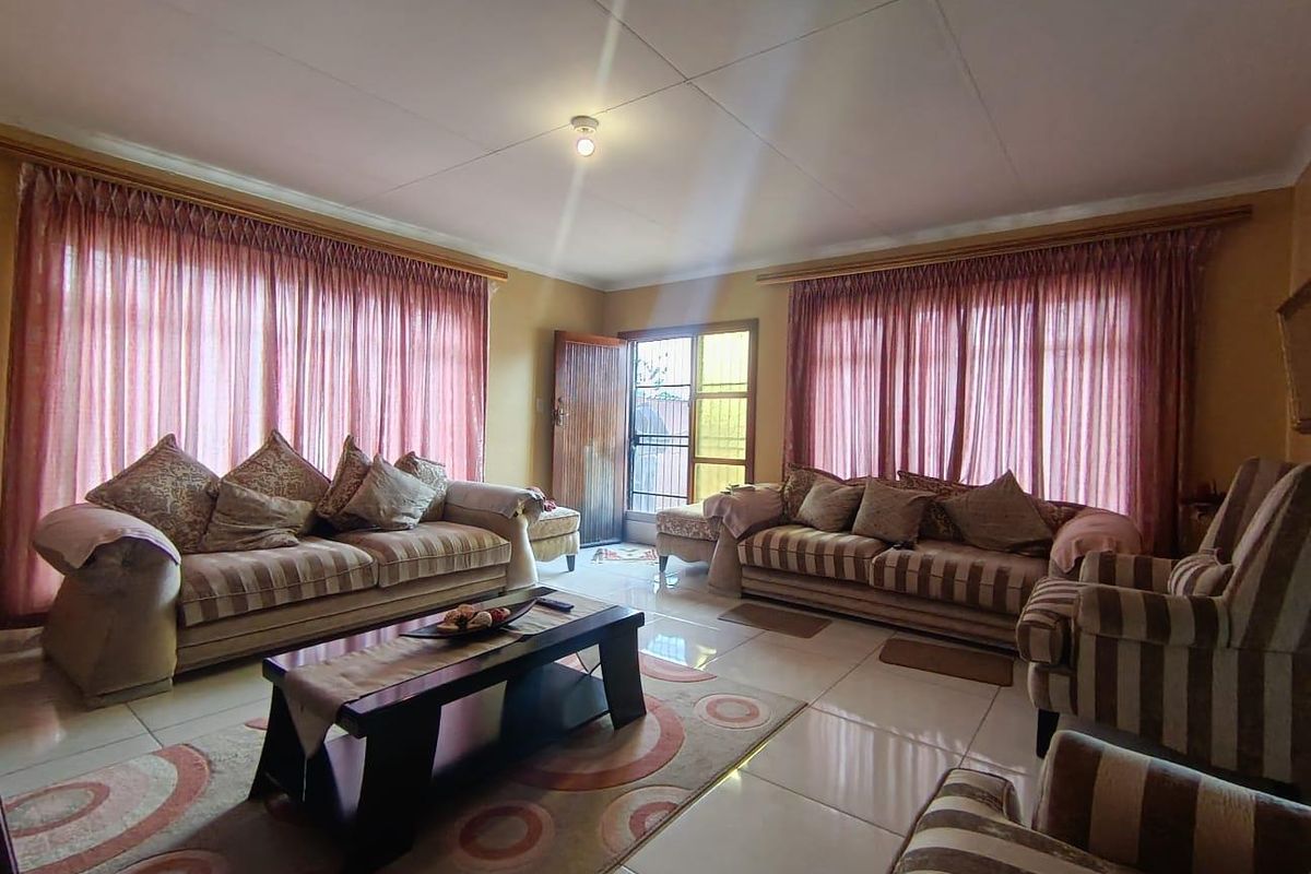 Seize the Opportunity: Dual Homes in Desirable Lakeview - Photo 3