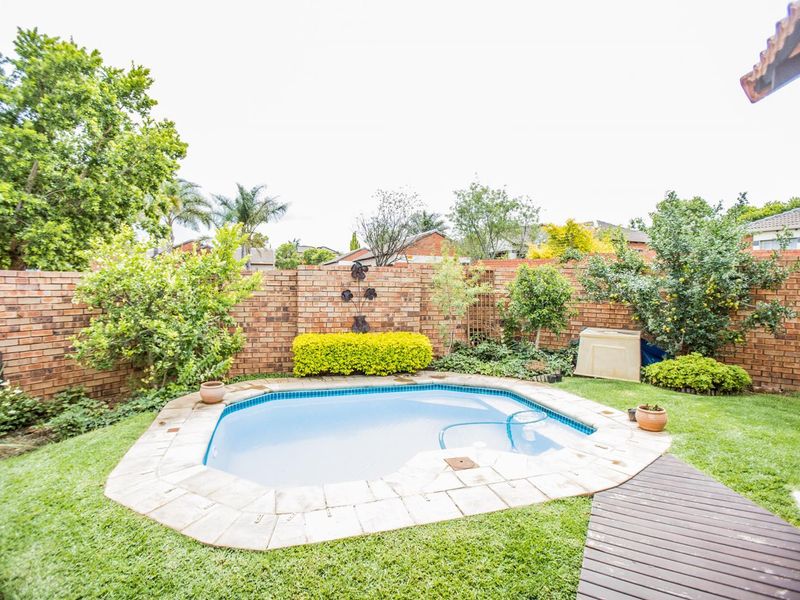 3 Bedroom Townhouse With A Private Garden And Swimming Pool - Photo 2